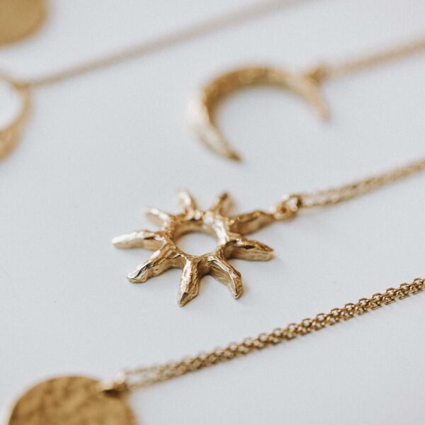 Naszyjniki ze słońcem