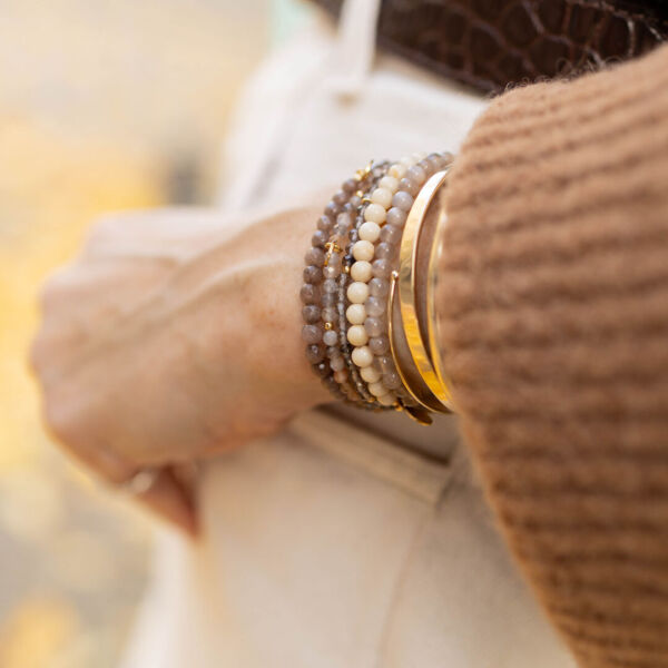 Bransoletki z kamieniami