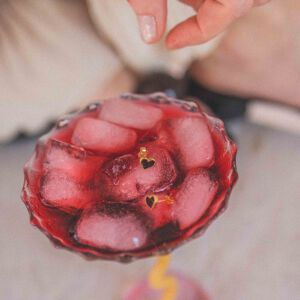 Kolczyki czarne serca wykonane ręcznie z żywicy zawieszone na delikatnych biglach