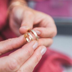 Satynowe obrączki ślubne ukazane w prostym kadrze podkreślającym ich równomierne wykończenie.