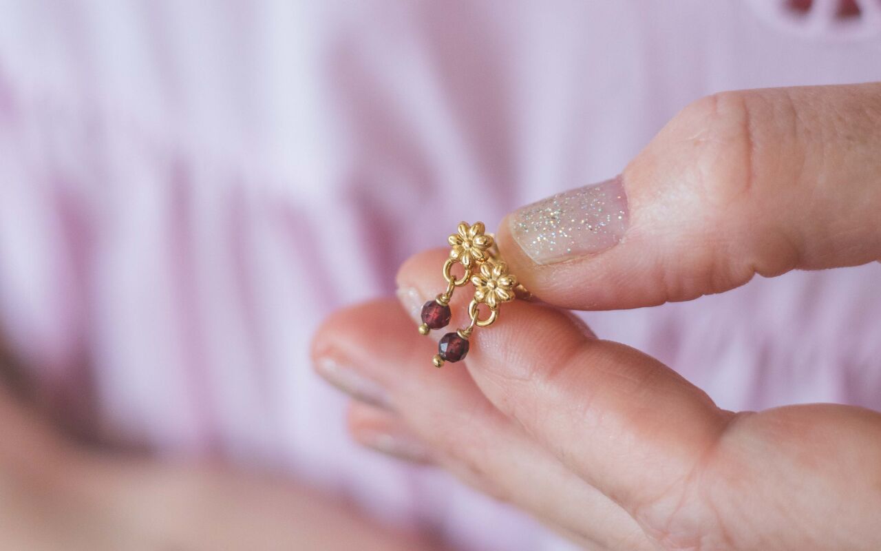 Kolczyki kwiatki z wiszącymi kamieniami - zdjęcie 1