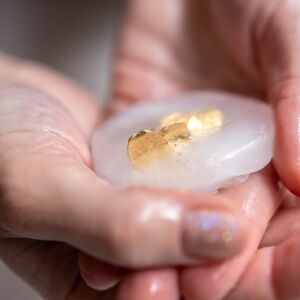 Kolczyki blaszki gniecione srebrne o organicznej formie z nieregularnym połyskiem