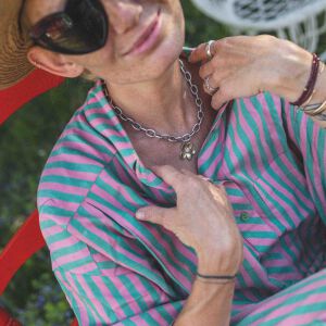 Naszyjnik łańcuch z zawieszką inspirowaną naturą wpisujący się w kolekcję matylda biżuteria