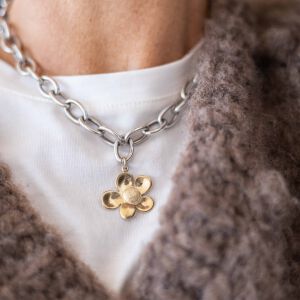 Naszyjnik z kwiatem wykonany ręcznie z oksydowanego srebra dostępny w sklepie z polską biżuterią