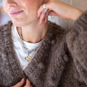 Naszyjnik kwiat z zawieszką w formie kwiatowego motywu umieszczoną na masywnym łańcuchu