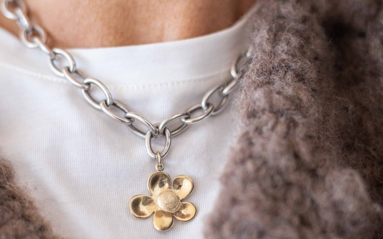 Naszyjnik z kwiatem wykonany ręcznie z oksydowanego srebra dostępny w sklepie z polską biżuterią