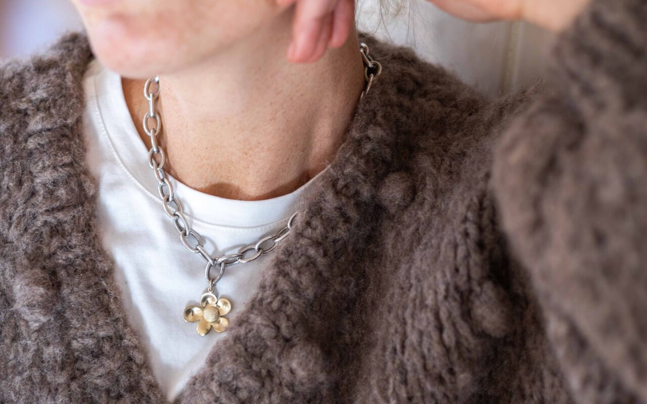 Naszyjnik kwiat z zawieszką w formie kwiatowego motywu umieszczoną na masywnym łańcuchu