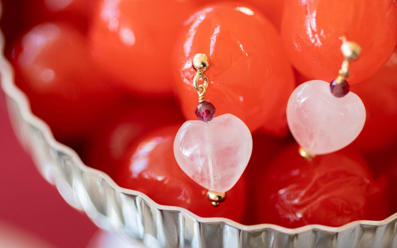 Kolczyki serca z różowym kwarcem i granatem - zdjęcie 1