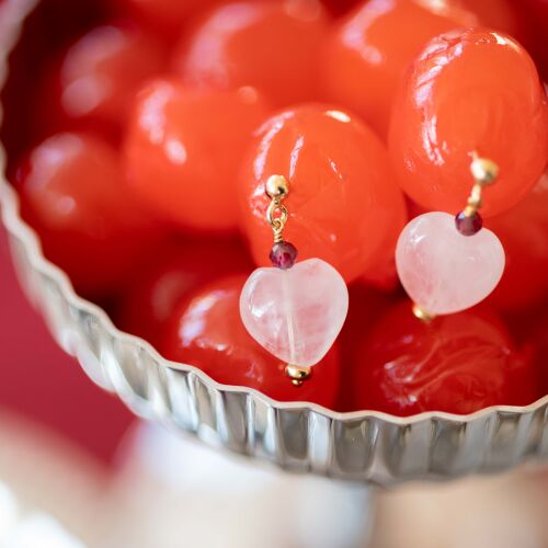 Kolczyki serca z różowym kwarcem i granatem