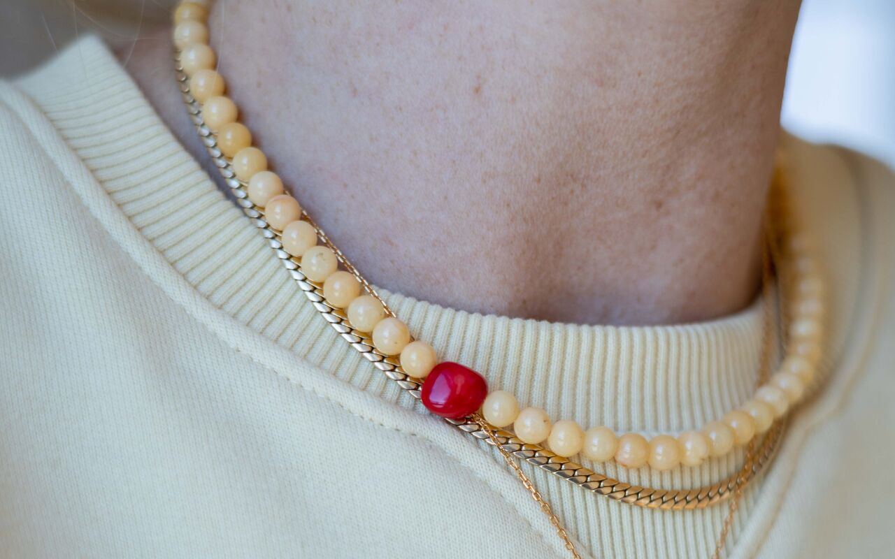 Naszyjnik masełko ze wstawką z czerwonego korala