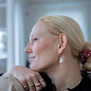 Kolczyki koła z nieregularną perłą - zdjęcie 2