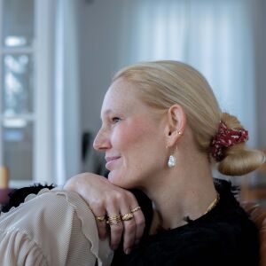 Kolczyki koła z nieregularną perłą - zdjęcie 3