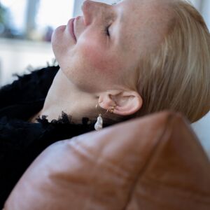 Kolczyki koła z nieregularną perłą - zdjęcie 4