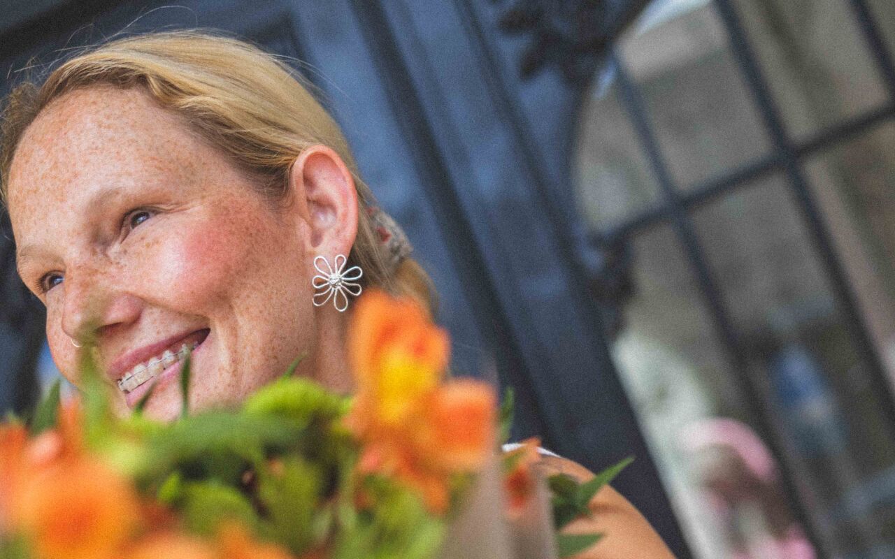 Kolczyki margaretki w formie drobnych kwiatów wykonane ręcznie ze srebra w stylu biżuterii artystycznej