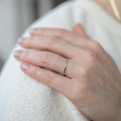 Złota obrączka młotkowana cienka