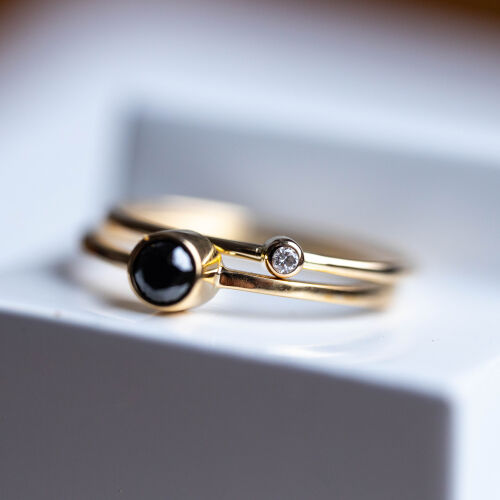 Złoty pierścionek czarny mini diamencik