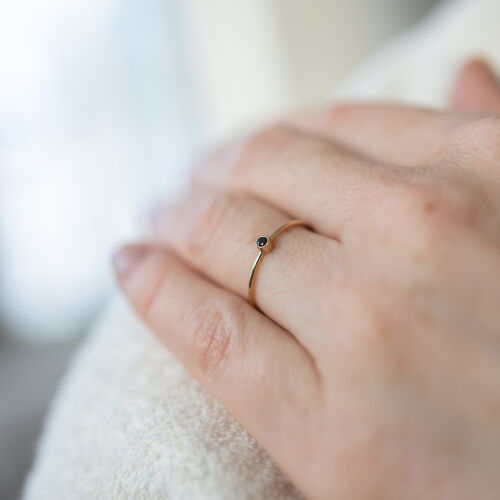 Złoty pierścionek czarny mini diamencik