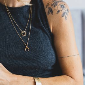 Ręcznie wykonany delikatny naszyjnik z zawieszką księżyca ze srebra 925 zaprojektowany przez Matyldę Zielińską