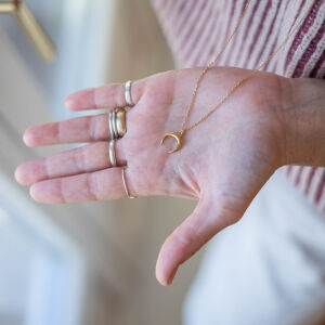 Biżuteria z księżycem - naszyjnik trzymany na dłoni