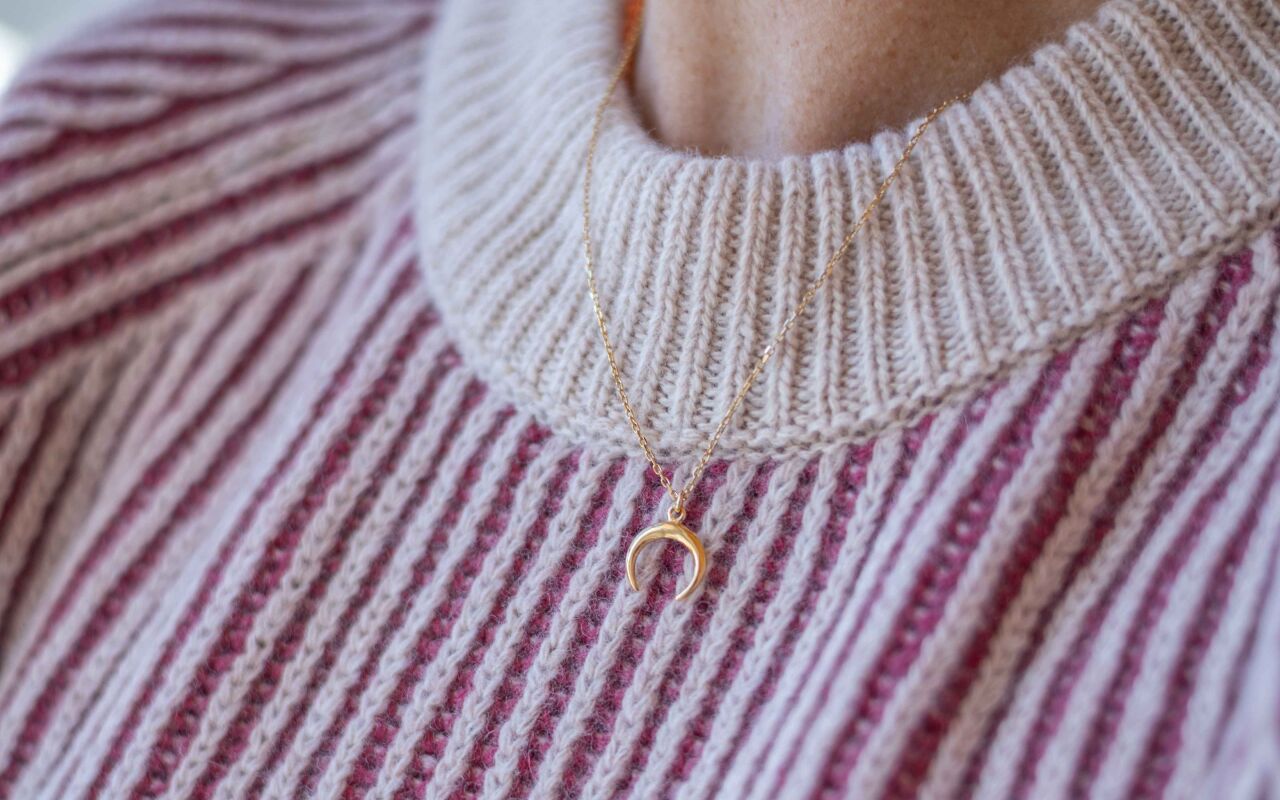 Naszyjnik z księżycem przedstawiony na sweterku