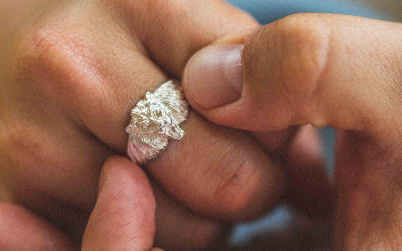 Męski pierścionek lew wykonany ręcznie ze srebra z wyrazistą fakturą i masywną formą