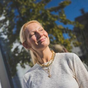 Naszyjnik z turmalinami w zestawieniu z naturalnym bursztynem jako przykład polskiej biżuterii artystycznej
