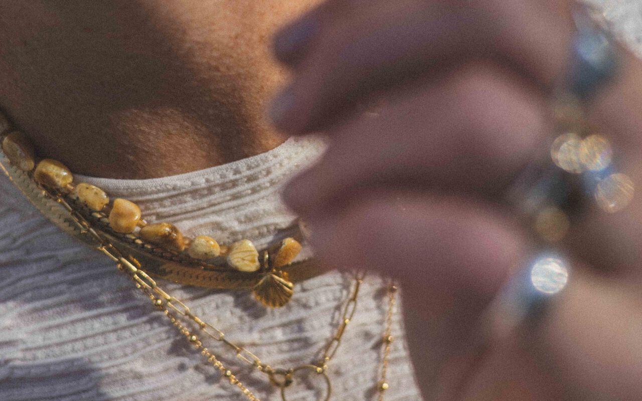 Naszyjnik bursztynowy o ciepłej barwie kamieni uzupełniony drobnymi turmalinami w pastelowych odcieniach