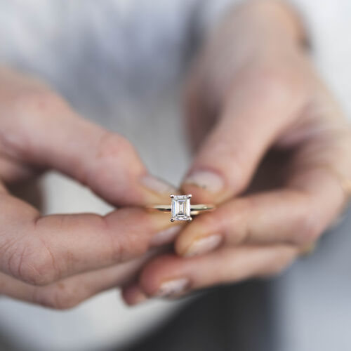 Pierścionek zaręczynowy z kamieniem prostokątnym oprawionym w koronę