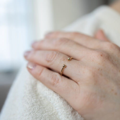 Złoty pierścionek otwarty z kuleczkami