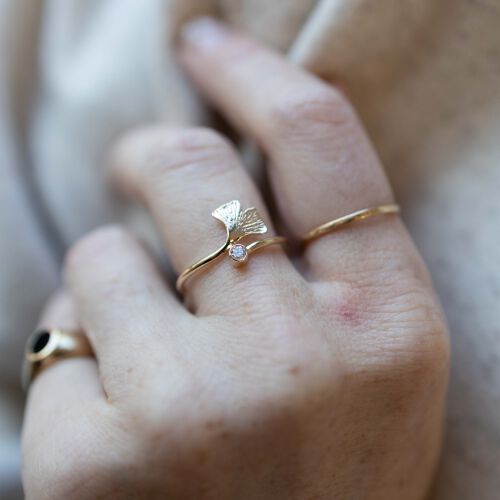 Złoty pierścionek z miłorzębem i diamentem