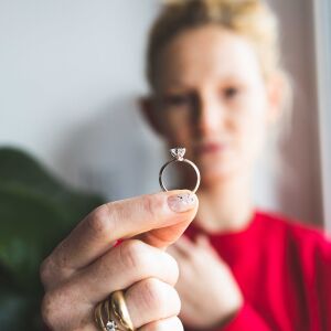 Pierścionek zaręczynowy z kamieniem w złotej oprawie jako przykład ręcznie robionej biżuterii