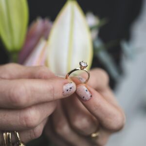 Klasyczny pierścionek zaręczynowy w złotej oprawie z eleganckim kamieniem jako przykład biżuterii handmade