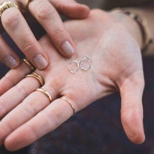 Małe kolczyki koła z młotkowanym wykończeniem, wykonane ze srebra i pokryte złotem doskonałe do noszenia na co dzień – lekkie, komfortowe i stylowe