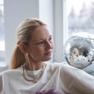 Kolczyki języczki prezentowane w minimalistycznej aranżacji jako przykład kolczyków masywnych.