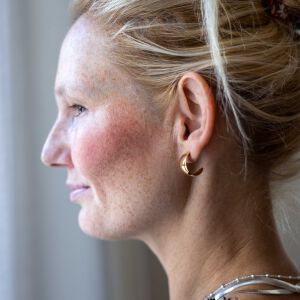 Kolczyki chunky w formie języczków zaprezentowane z boku aby podkreślić ich objętość.