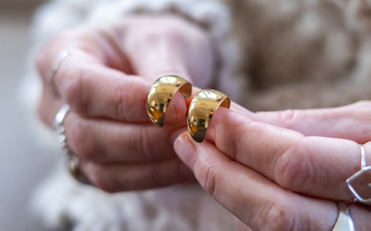 Kolczyki języczki pokazane w zbliżeniu z gładką powierzchnią jako przykład kolczyków masywnych.