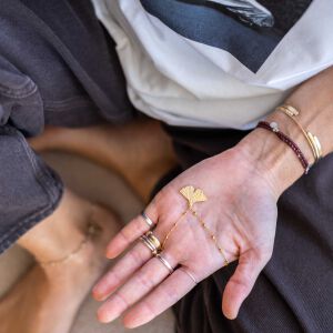 Naszyjnik miłorząb pokazany na ręce