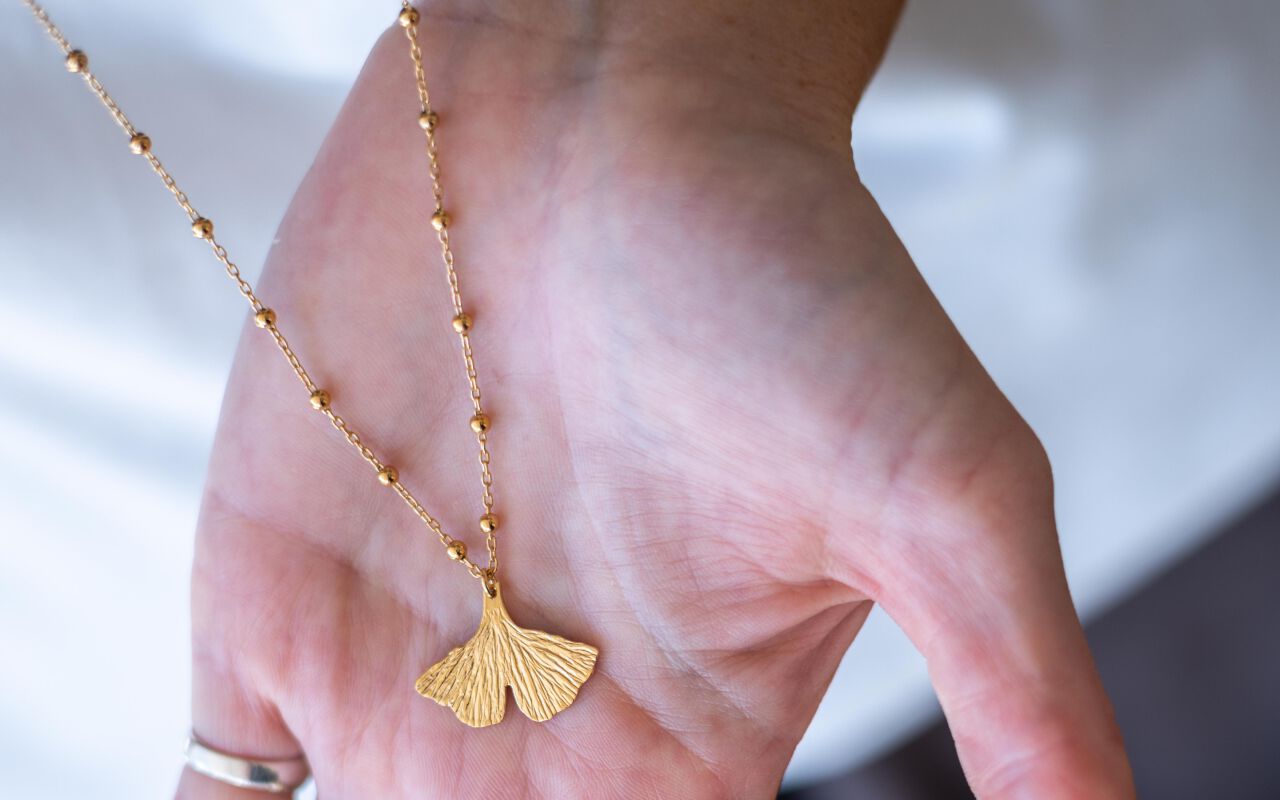 Minimalistyczny naszyjnik liść miłorzębu na delikatnym łańcuszku ręcznie robiona biżuteria roślinna od Matyldy Zielińskiej
