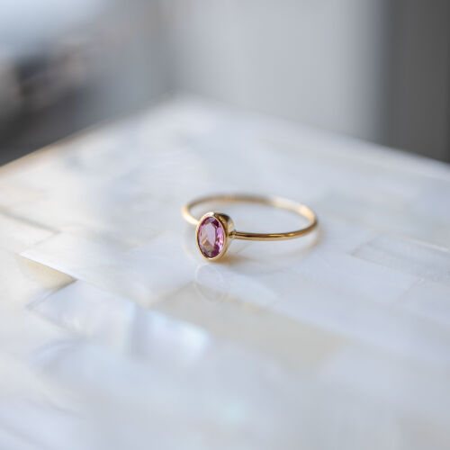 Złoty pierścionek z owalnym różowym turmalinem w stożkowej oprawie