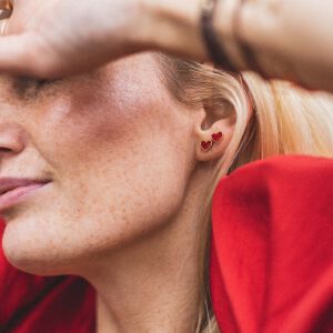 Kolczyki serduszka czerwone wykonane ręcznie z połyskującym wykończeniem i nieregularną formą