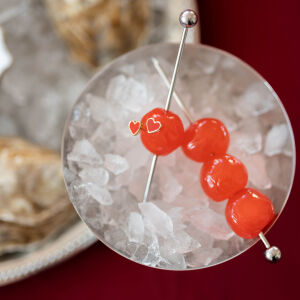 Kolczyki serduszka z czerwonej żywicy jako część oferty polskiej marki biżuterii Warszawa