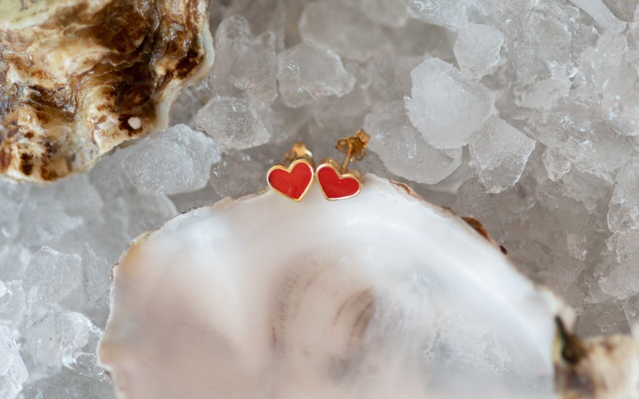 Kolczyki czerwone serca w intensywnym kolorze zaprojektowane przez Matyldę Zielińską