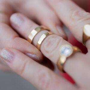 Obrączki ślubne fasetowane z gładkimi krawędziami - zdjęcie 1