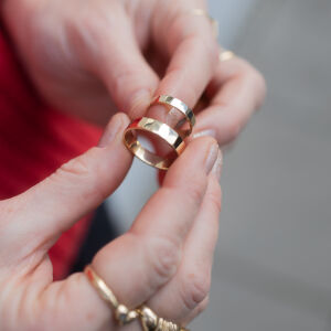 Obrączki ślubne fasetowane z gładkimi krawędziami - zdjęcie 2