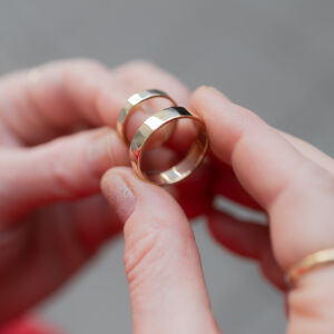 Obrączki ślubne fasetowane z gładkimi krawędziami - zdjęcie 3