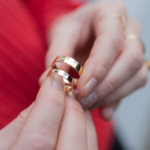 Obrączki ślubne fasetowane z gładkimi krawędziami - zdjęcie 4