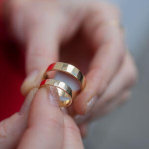 Obrączki ślubne fasetowane z gładkimi krawędziami