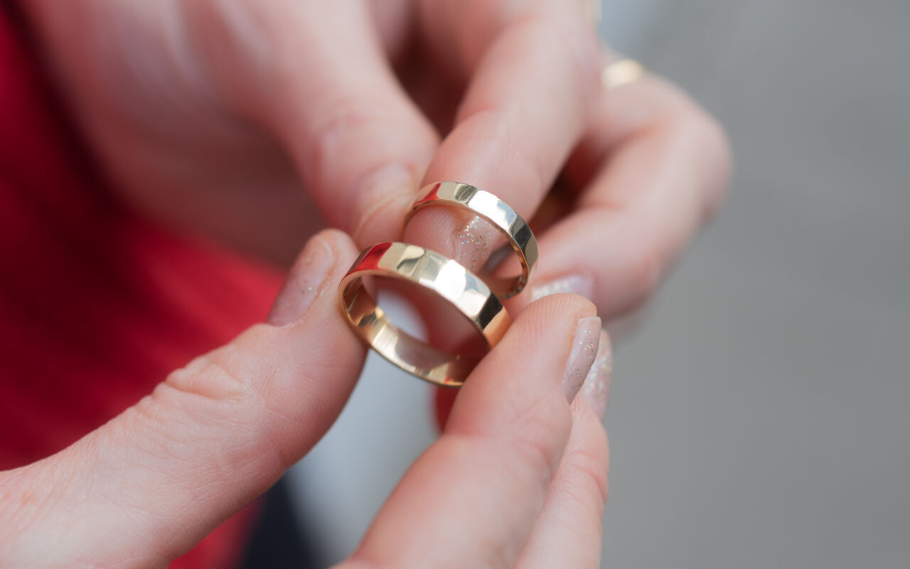 Obrączki ślubne fasetowane z gładkimi krawędziami - zdjęcie 2