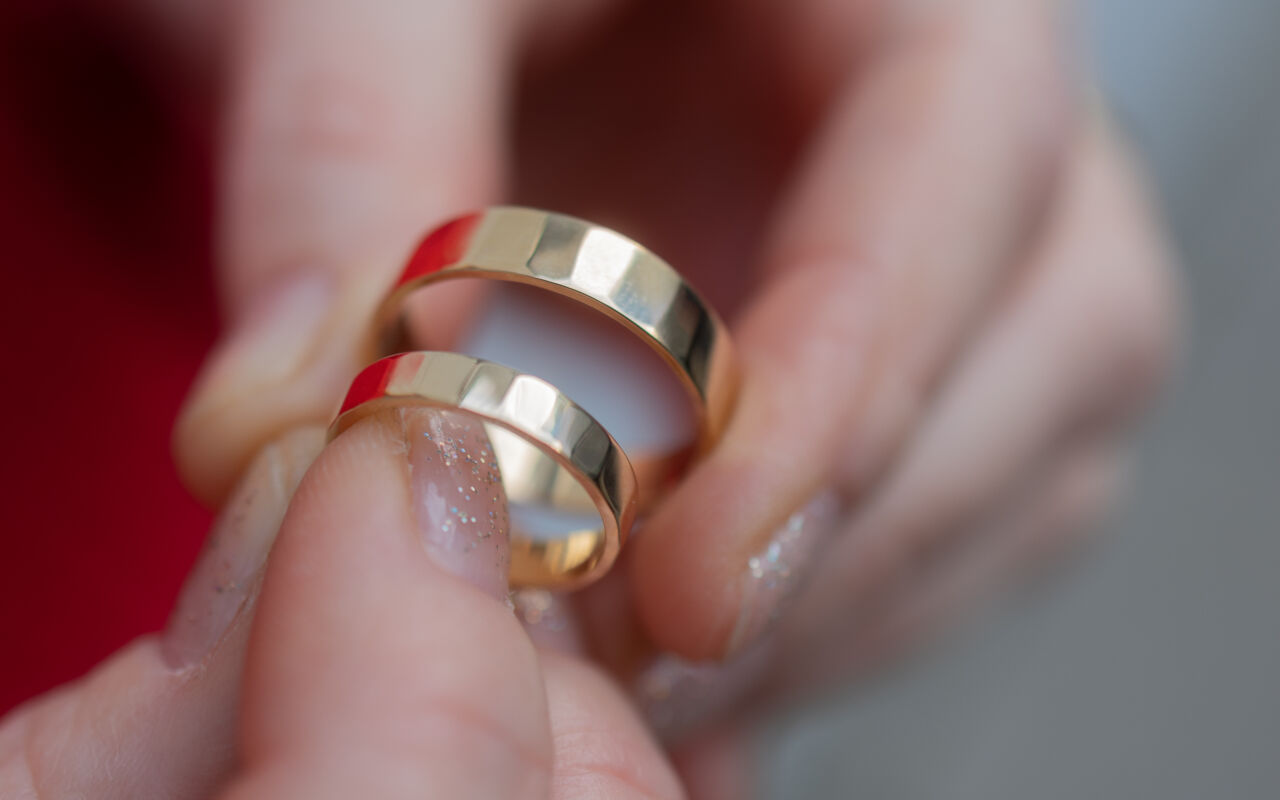 Obrączki ślubne fasetowane z gładkimi krawędziami