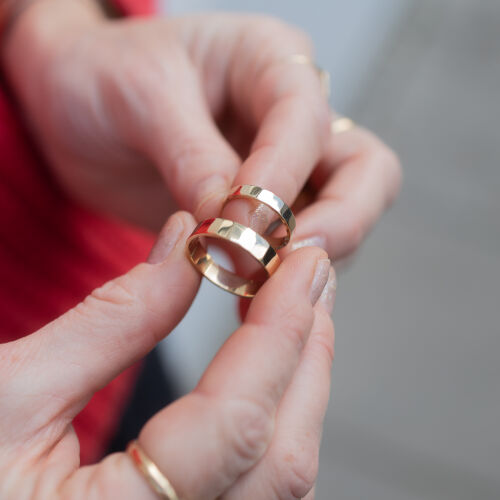 Obrączki ślubne fasetowane z gładkimi krawędziami